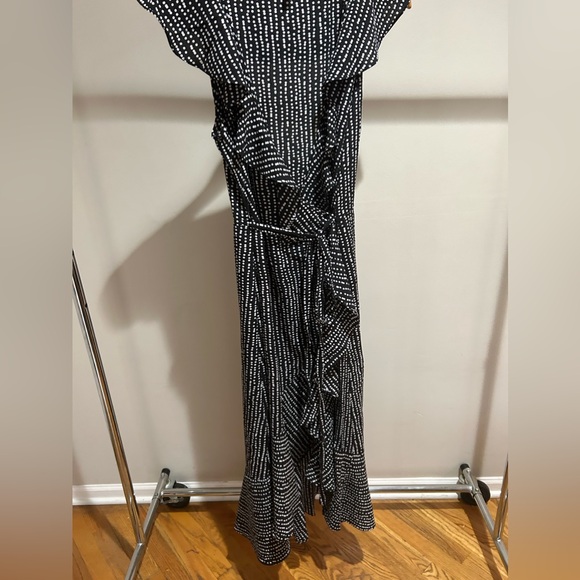 Max Studio Feminine Flirty Wrap Dress - Picture 4 of 6